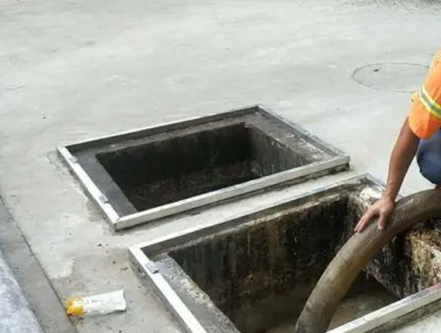 革吉化粪池清理