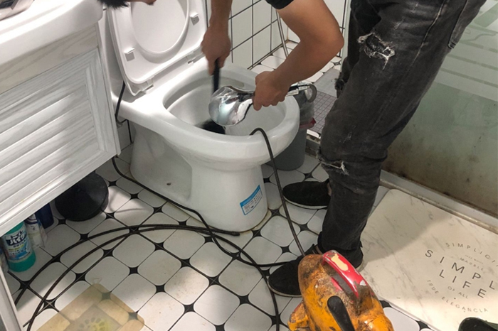 革吉马桶堵塞自己疏通还是找师傅?专业上门服务让你省时更省心